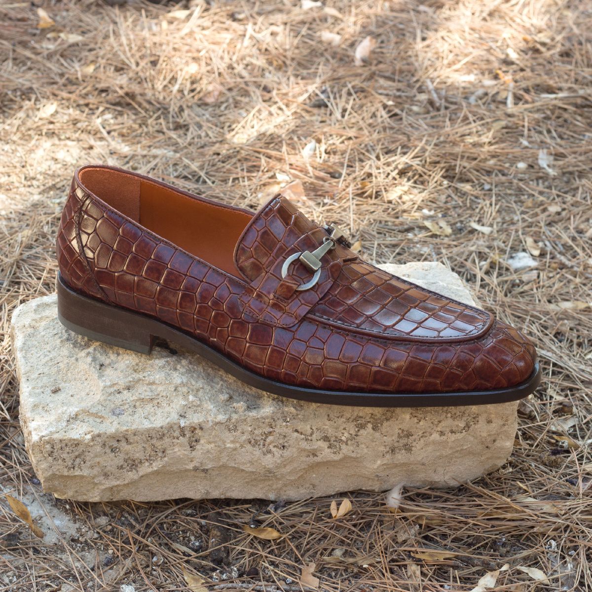 Omine Split Toe Loafer With Ornament