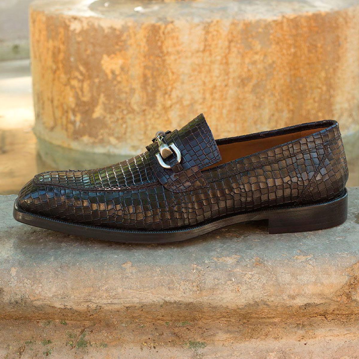 Omine Split Toe Loafer With Ornament